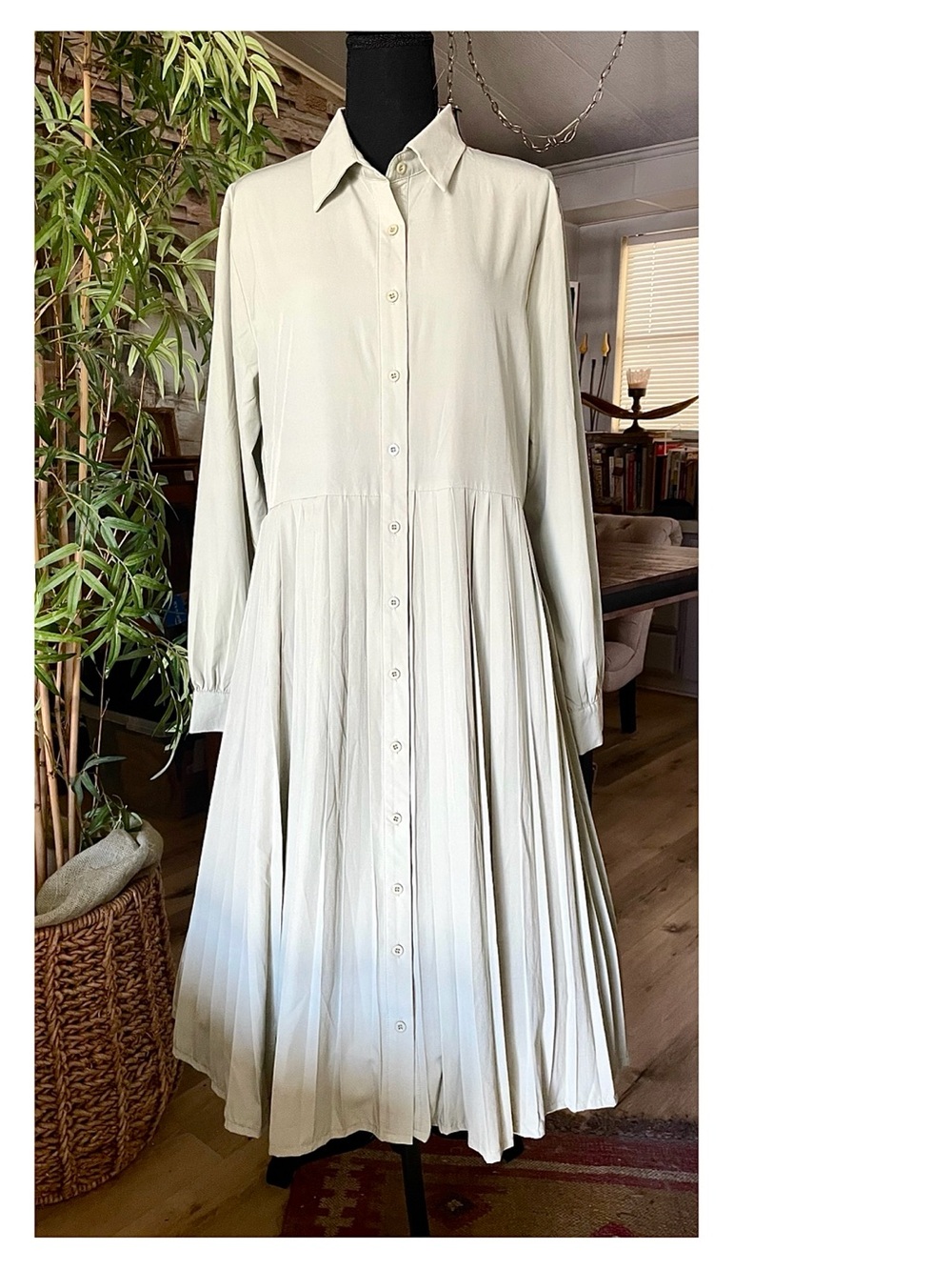 Boohoo maxi dress. Light mint green Size 10. Lightweight With pleats.
